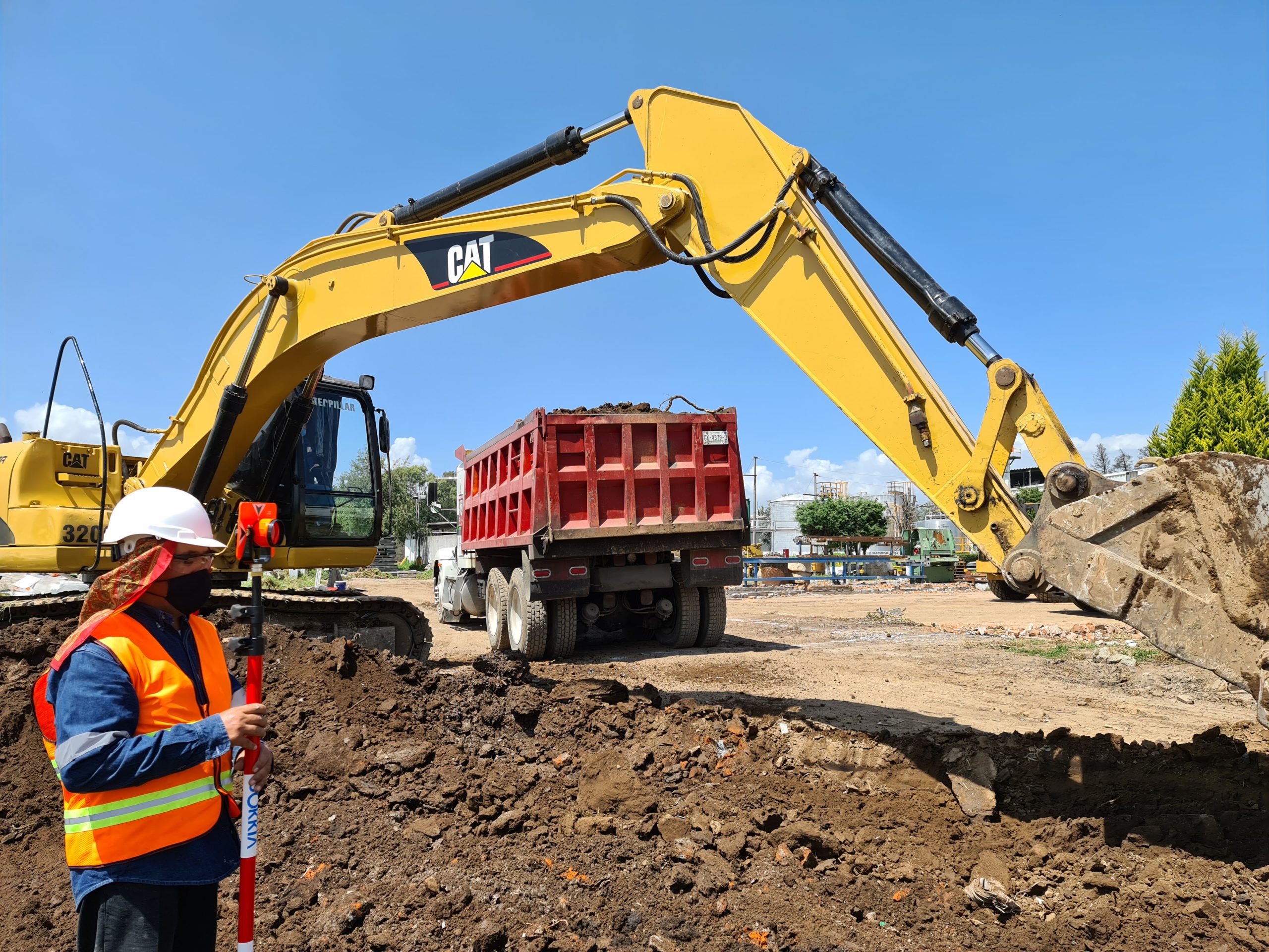 FOTO EXCAVADORA - SECCION MAQUINARIA